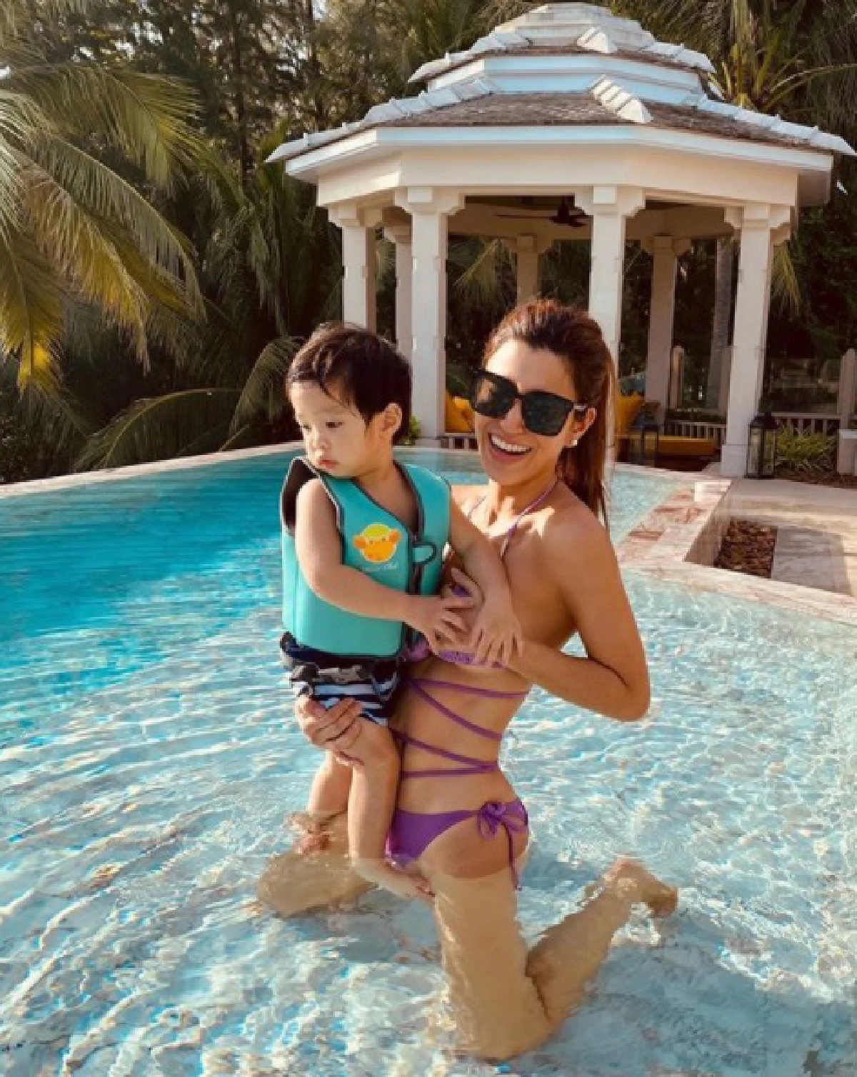 เอมมี่ มรกต อวดหุ่นสุดปัง..หวิดโป๊โดน น้องสายน้ำ ดึงชุดบิกินี่แม่