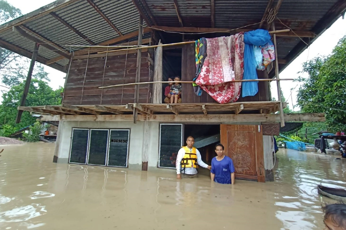 น้ำท่วมบ้านปอแดงโคราชยังทรงตัวหวั่นน้ำป่าไหลอีกระลอก