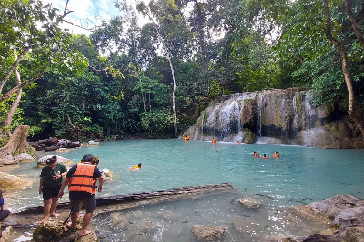 น้ำตกเอราวัณเปิดบริการนักท่องเที่ยวแบบ New Normal ต้องจองผ่านแอพล่วงหน้า