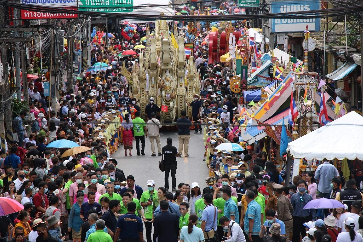 สุราษฎร์ฯจัดชมขบวนแห่งานชักพระ-ต้นเทียนพรรษาอุบลฯร่วม  
