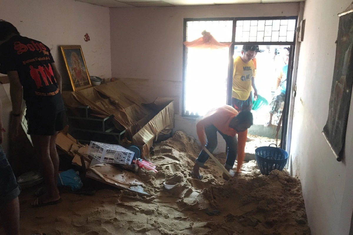 ชาวพัทยาอ่วม! น้ำท่วมกำแพงถล่มทรายหลากเข้าบ้านเสียหาย