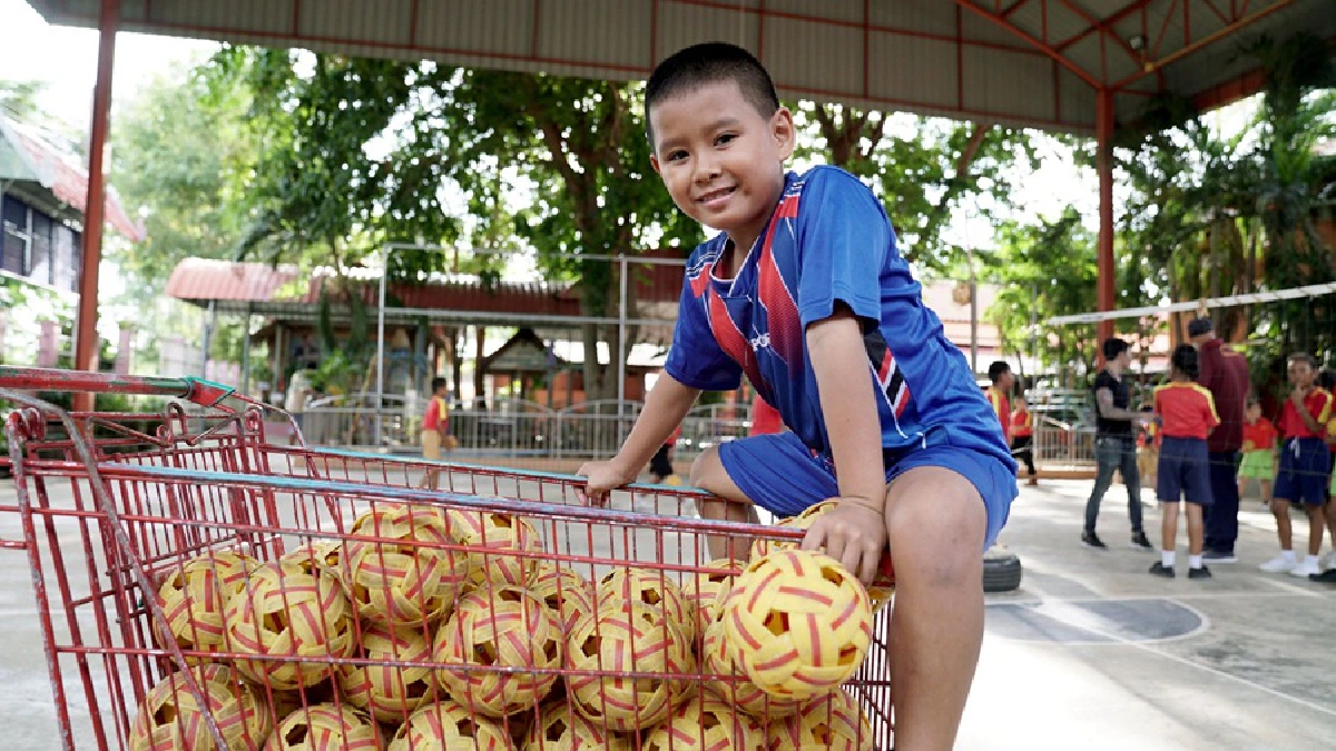 แพ้ชะตา แต่ไม่แพ้ตัวเอง! “แม็ก-จิรพัฒน์” ป.2 ยอดกตัญญูเตะตะกร้อเลี้ยงยายและน้อง