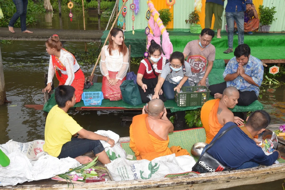 มรดกทางวัฒนธรรม!ตักบาตรพระร้อยทางเรือ"วัดสุทธาโภชน์"