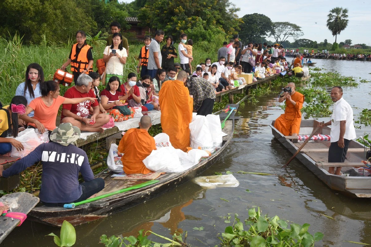 มรดกทางวัฒนธรรม!ตักบาตรพระร้อยทางเรือ"วัดสุทธาโภชน์"