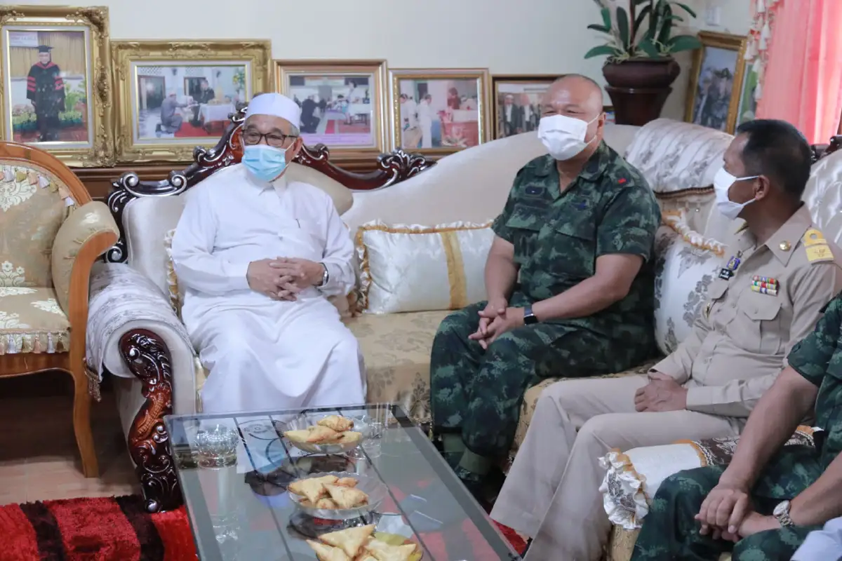 แม่ทัพภาค 4 พบผู้นำศาสนาพุทธ-มุสลิมหาความร่วมมือสร้างสันติสุข