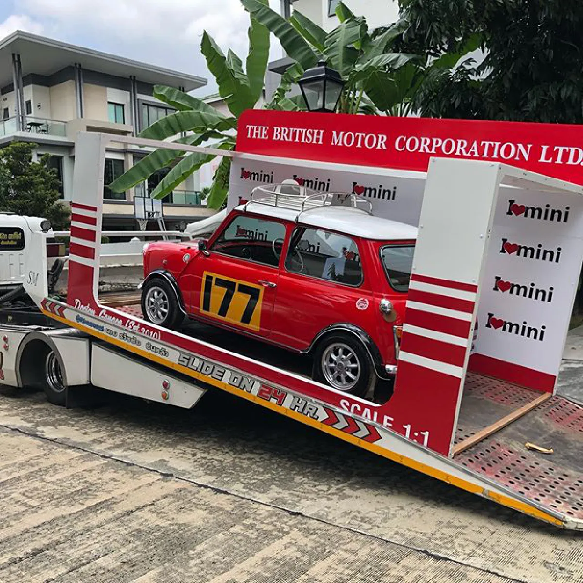 "เวฟ สาริน" จัดรถมินิสีแดงสุดคลาสสิคให้ภรรยา "บุ้ง ใบหยก" ในวันเกิด