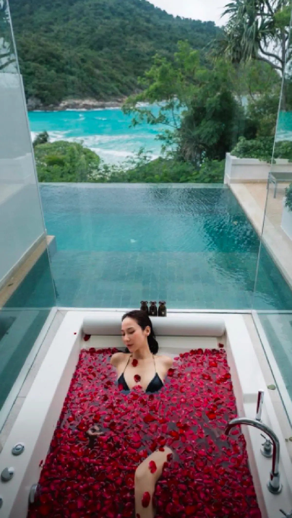 “อั้ม พัชราภา” โชว์ช็อตเด็ด นอนแช่อ่างอาบน้ำที่โรยไปด้วยกลีบดอกกุหลาบ