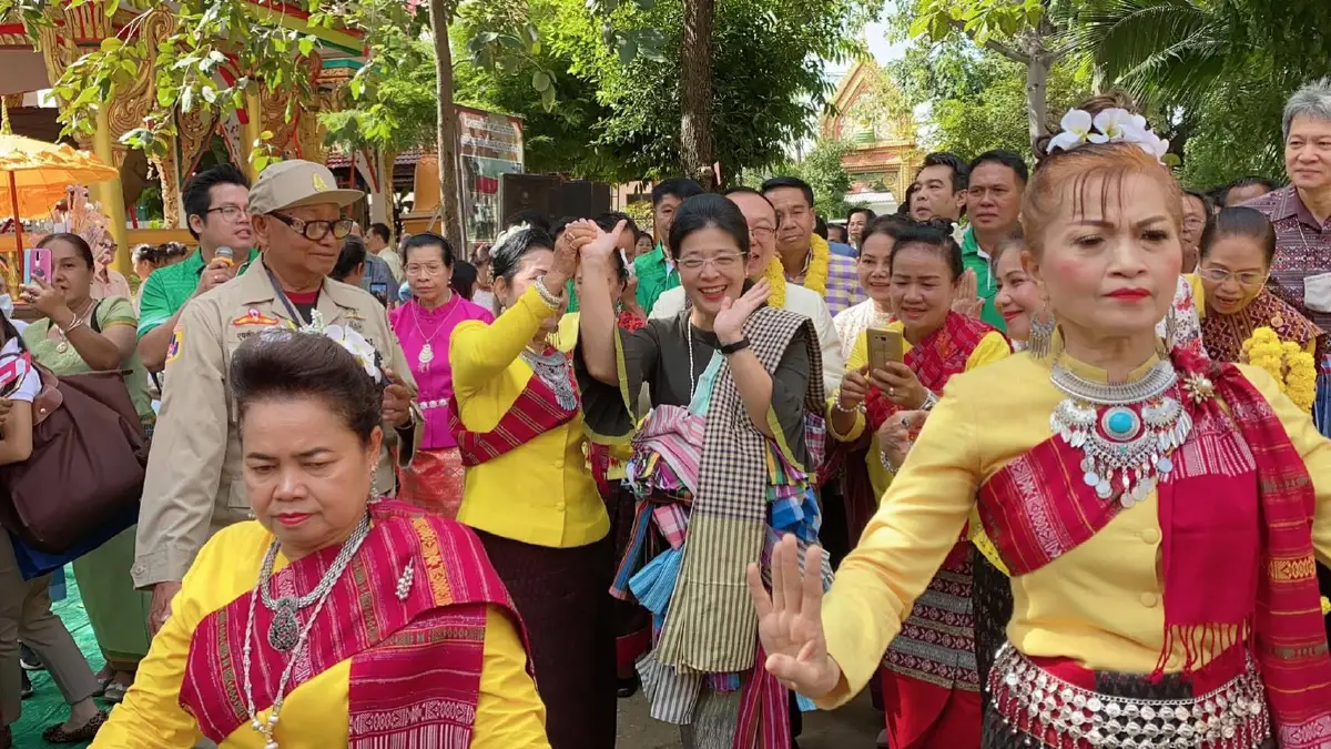 "สุดารัตน์"ร่วมงานบุญอีสานชาวบ้านสะท้อนปัญหาสารพัด