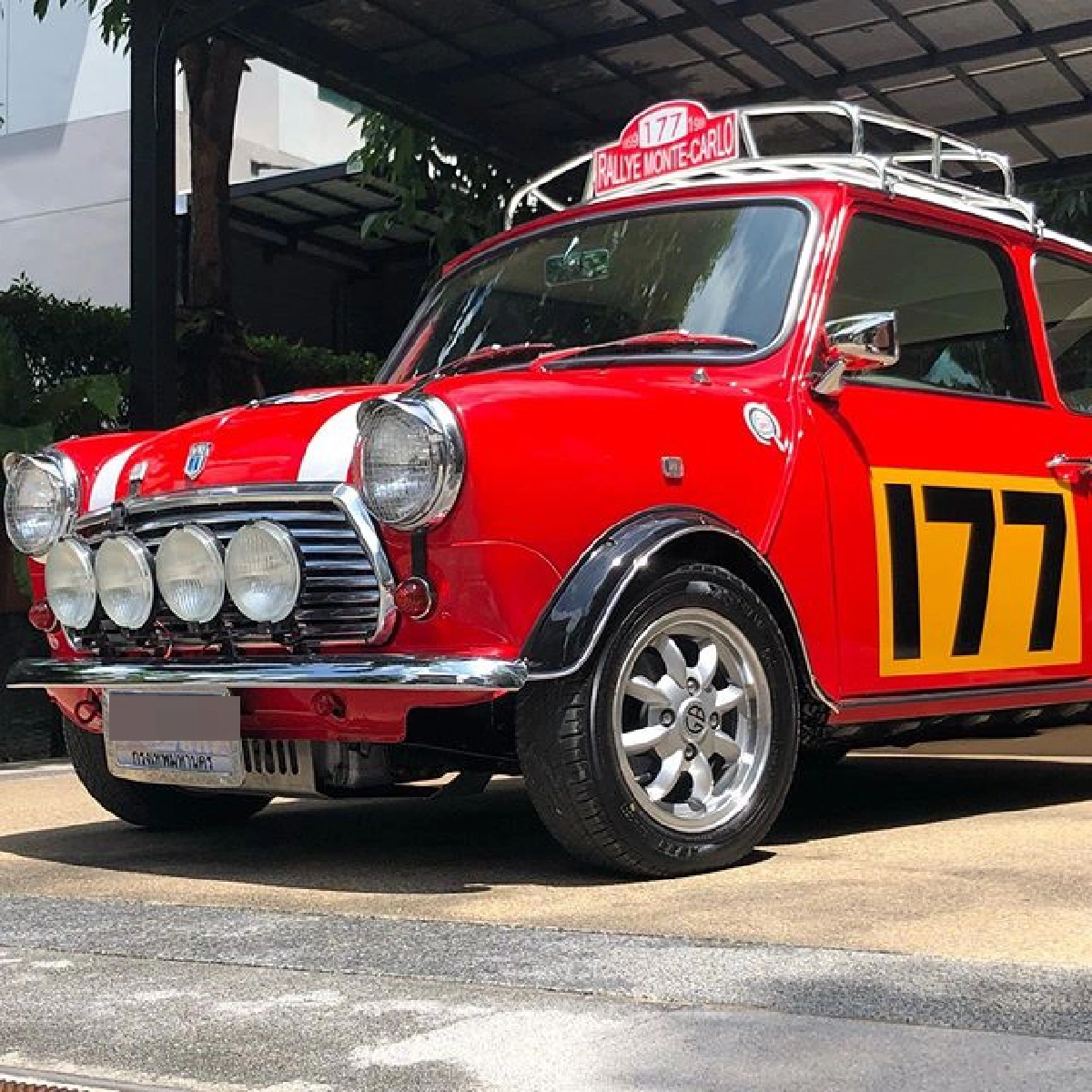 "เวฟ สาริน" จัดรถมินิสีแดงสุดคลาสสิคให้ภรรยา "บุ้ง ใบหยก" ในวันเกิด