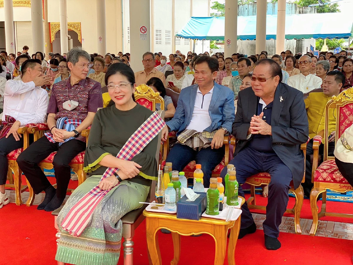 "สุดารัตน์"ร่วมงานบุญอีสานชาวบ้านสะท้อนปัญหาสารพัด