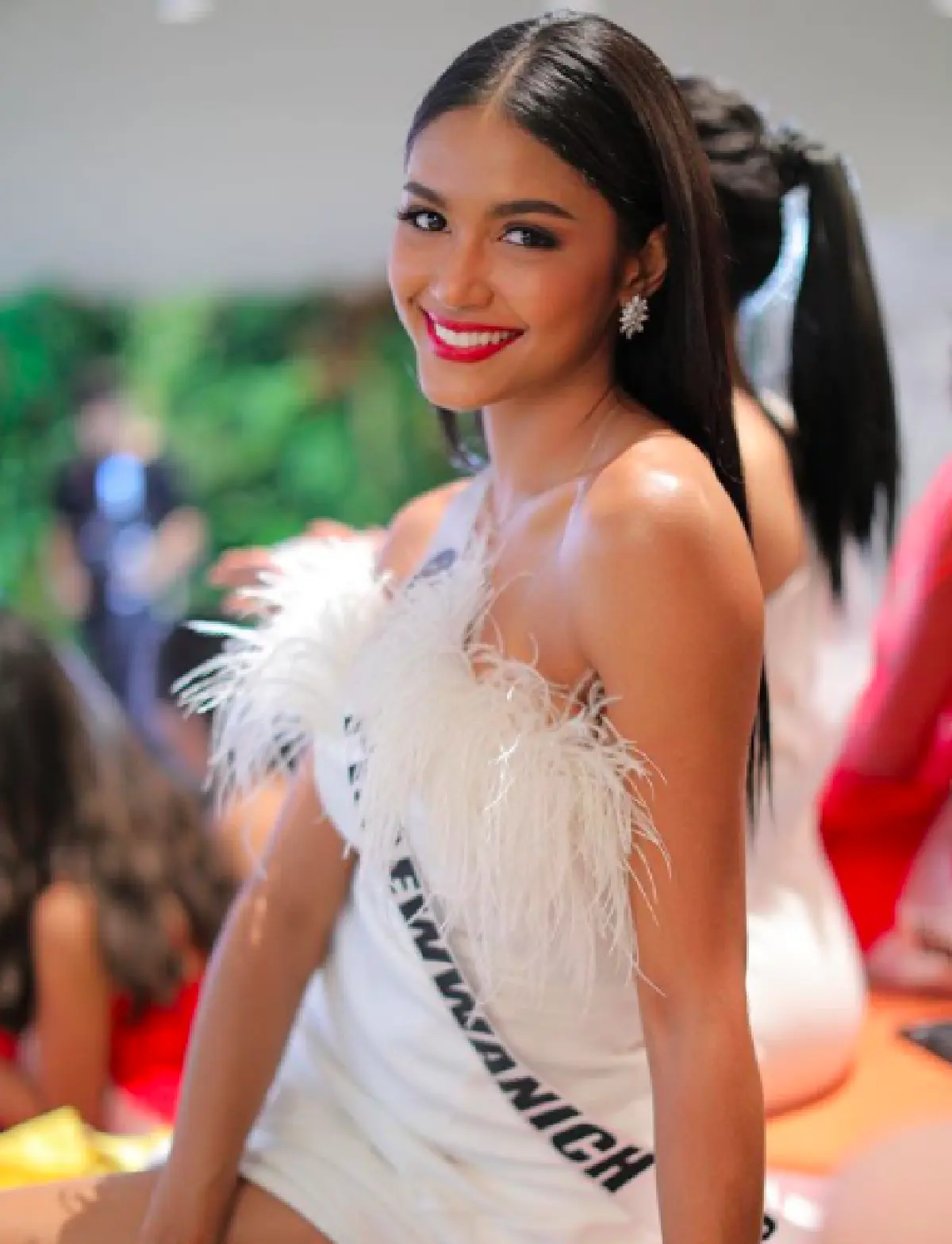 “แพรว แพรววณิชยฐ์” ตัวเต็ง MUT 2020 สุดปลื้ม! “ชมพู่ อารยา” มอบชุดหรูให้