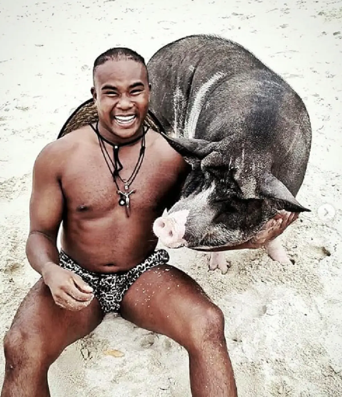 “รัศมีแข” โพสท่าสุดเริดถ่ายคู่คอสะพานที่สมุย ทำคนแห่ทักจุดนี้คุ้นๆ นะ