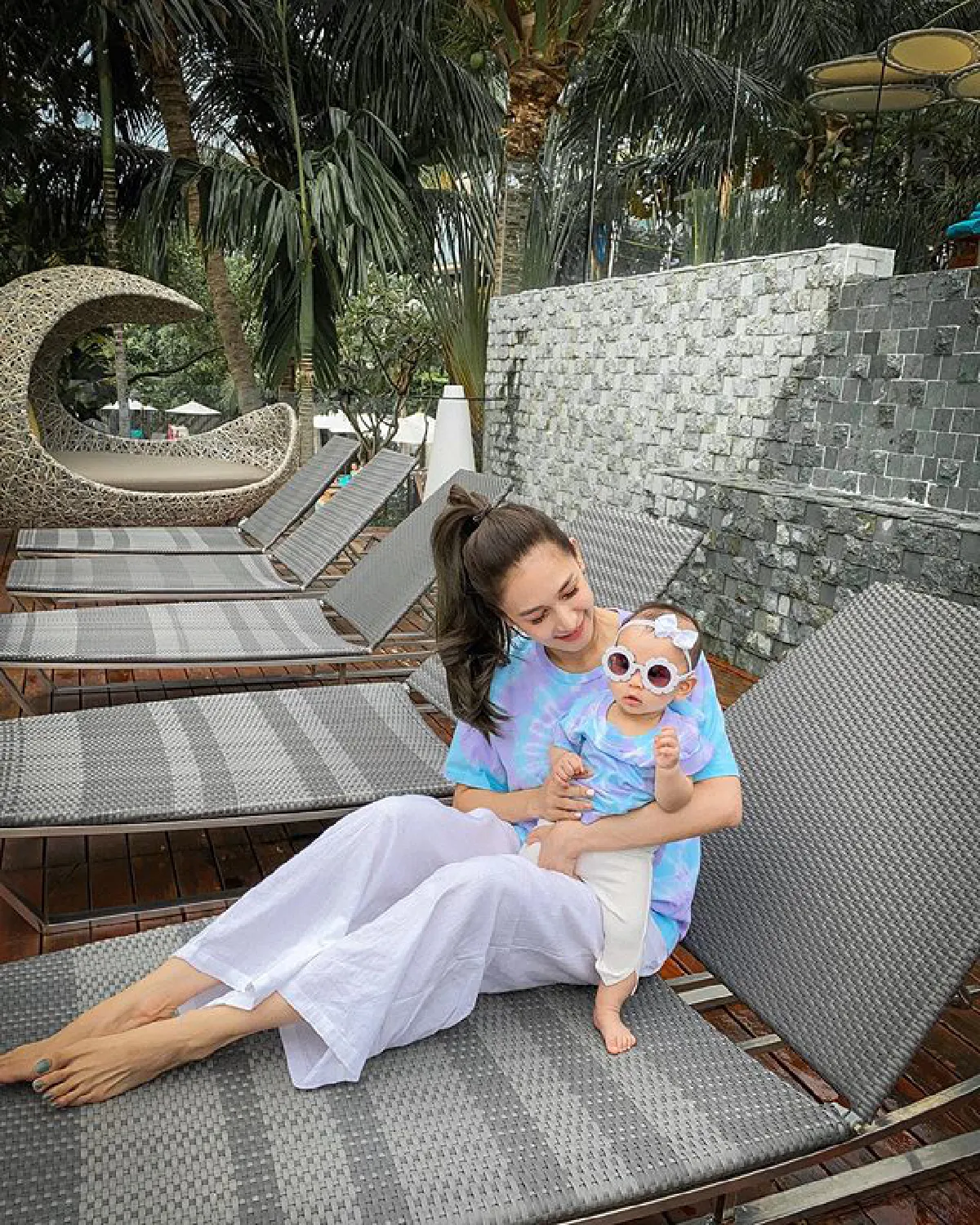 “เนย โชติกา-กระแต ศุภักษร“ แท็คทีมพร้อมครอบครัวพากันเที่ยวพักผ่อนทะเลพัทยา 