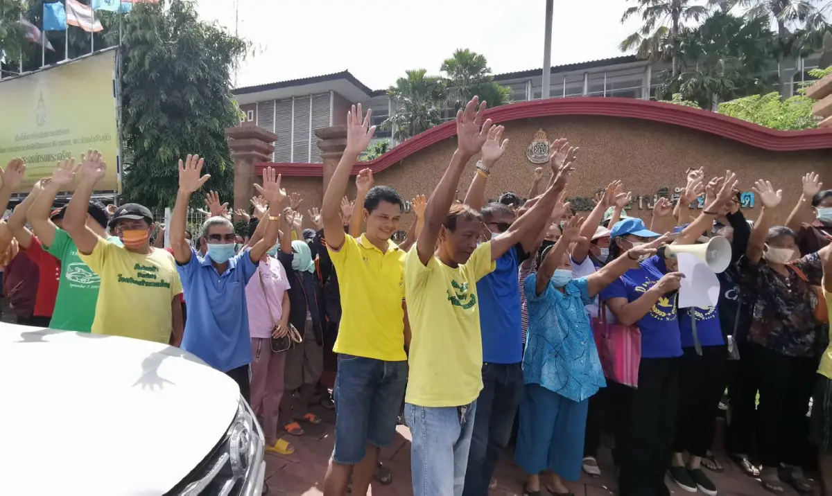 ฮือไล่ผอ.โรงเรียนห้ามเด็กเตะฟุตบอลในสนามอ้างจะถูกข่มขืน