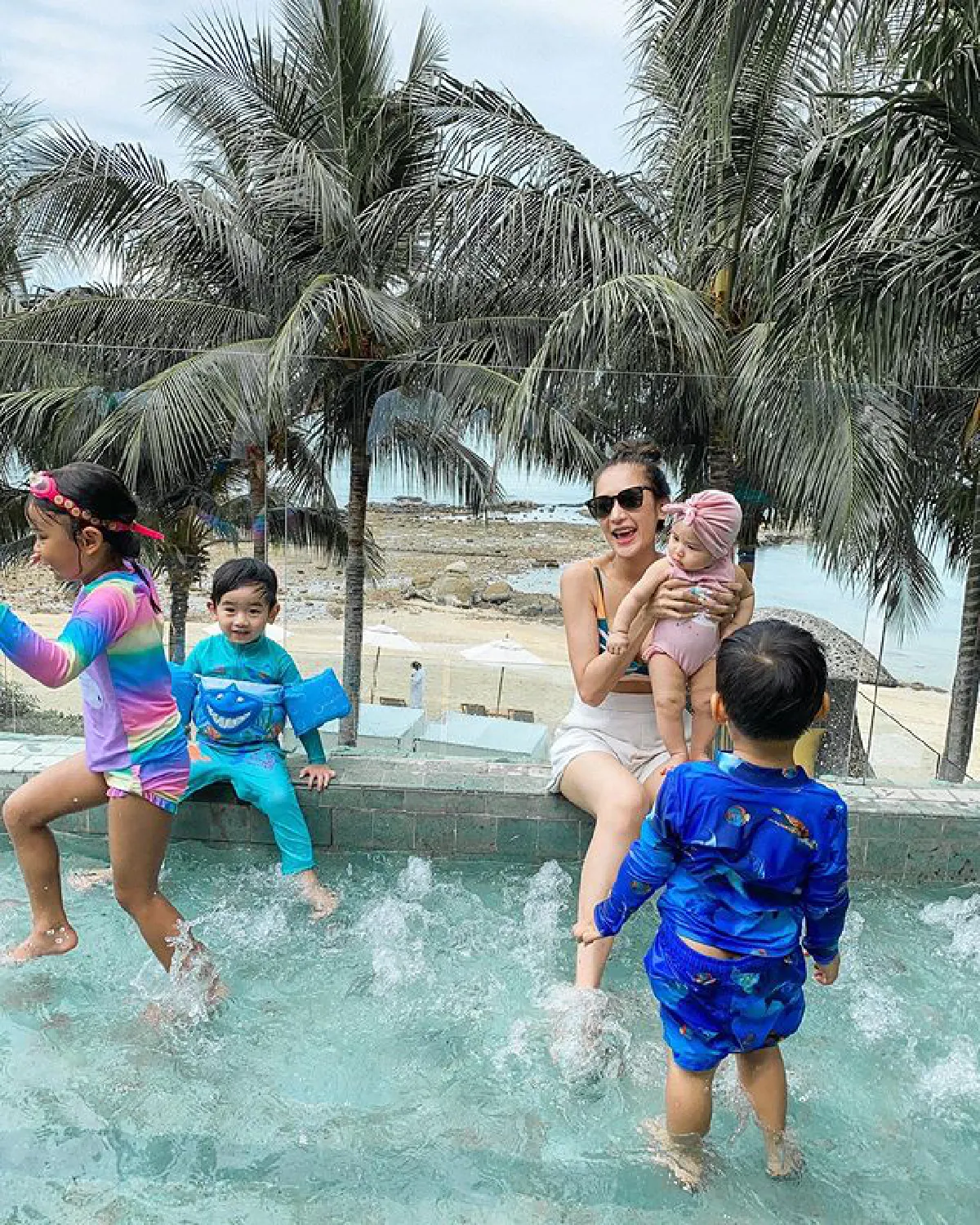 “เนย โชติกา-กระแต ศุภักษร“ แท็คทีมพร้อมครอบครัวพากันเที่ยวพักผ่อนทะเลพัทยา 