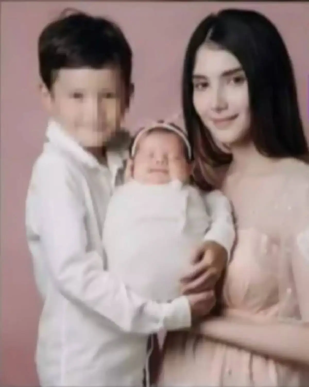 "ซาร่า คาซิงกินี" เผยแล้วมีลูกคนที่ 2 จริง เป็นเด็กผู้หญิง ชื่อ "น้องเอมมิลี่"