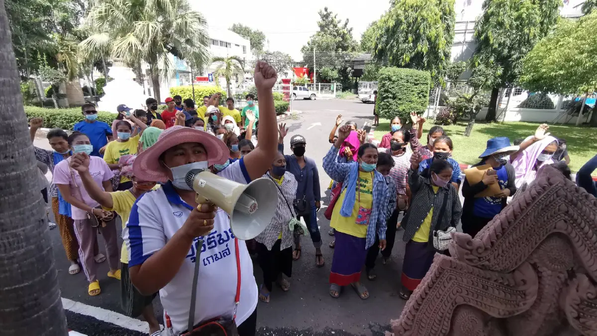 ฮือไล่ผอ.โรงเรียนห้ามเด็กเตะฟุตบอลในสนามอ้างจะถูกข่มขืน