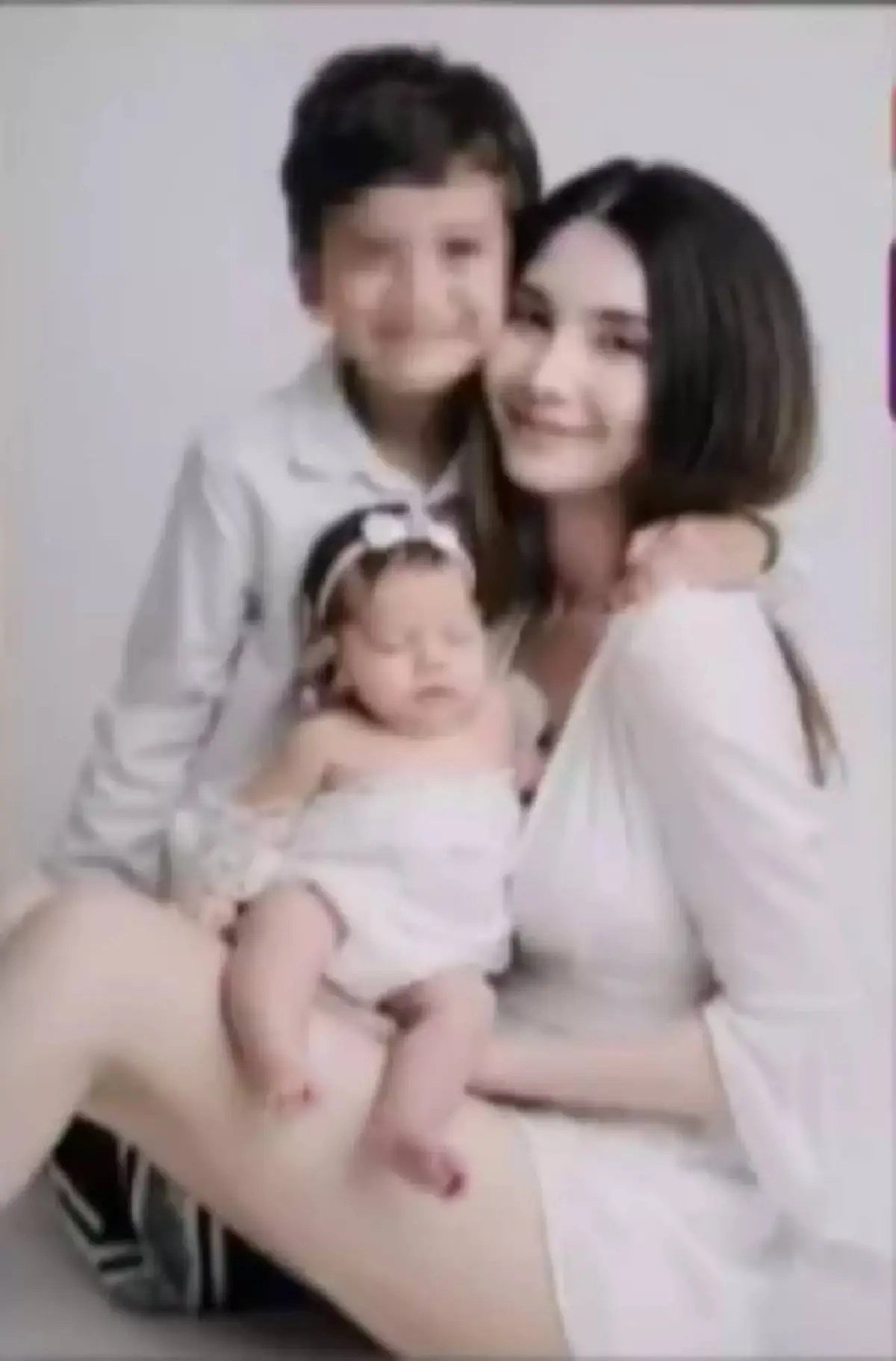 "ซาร่า คาซิงกินี" เผยแล้วมีลูกคนที่ 2 จริง เป็นเด็กผู้หญิง ชื่อ "น้องเอมมิลี่"