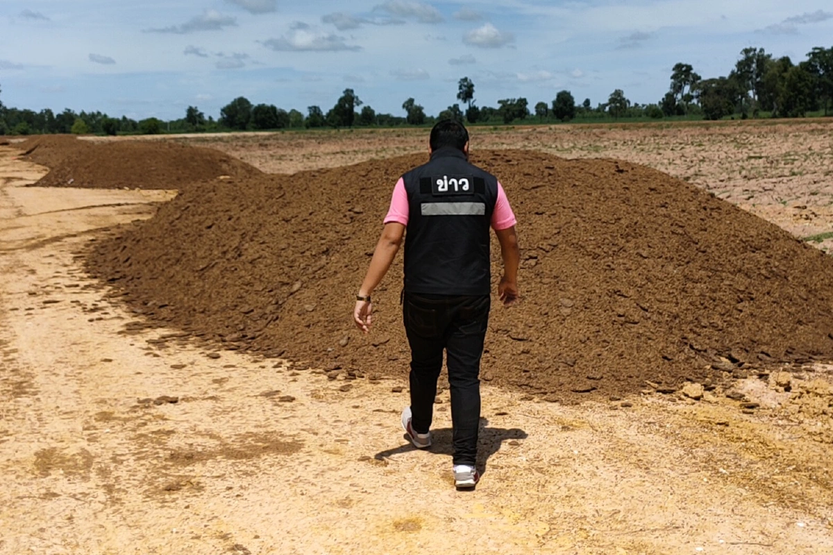 4หมู่บ้านบุรีรัมย์เดือดร้อนฟาร์มทิ้งกองขี้ไก่ส่งกลิ่นเหม็น