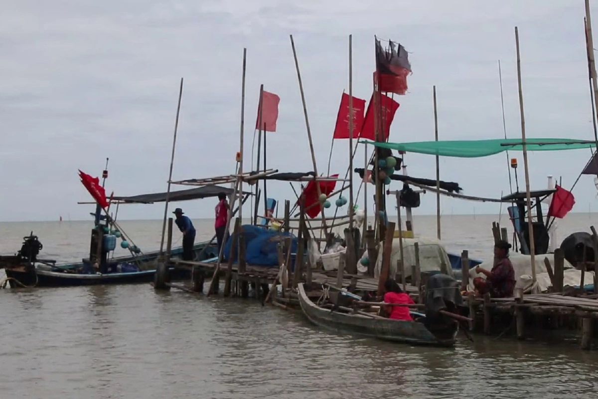 ประมงพื้นบ้านเร่งนำเรือขึ้นฝั่งรับมือพายุดีเปรสชั่น
