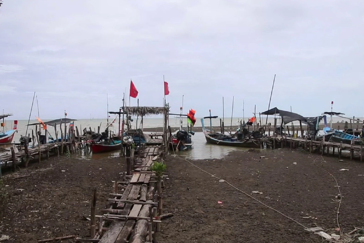 ประมงพื้นบ้านเร่งนำเรือขึ้นฝั่งรับมือพายุดีเปรสชั่น