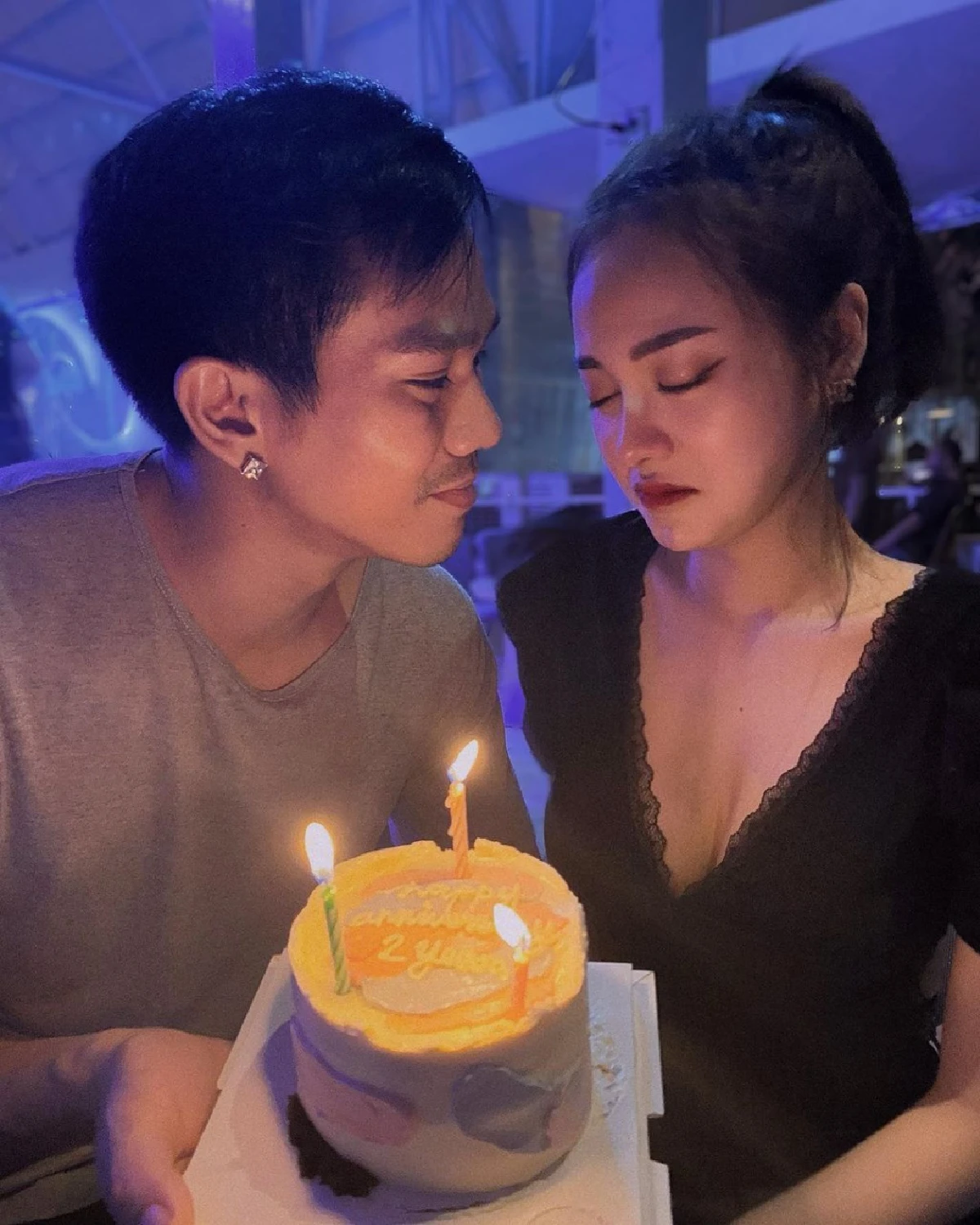 "อาร์-เอื้อย" เป่าเค้กฉลองรักครบรอบ 2 ปี ช็อตนี้มีคนถึงกับเสียน้ำตา