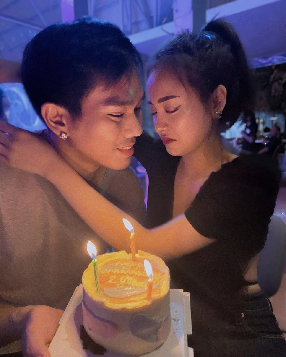 "อาร์-เอื้อย" เป่าเค้กฉลองรักครบรอบ 2 ปี ช็อตนี้มีคนถึงกับเสียน้ำตา