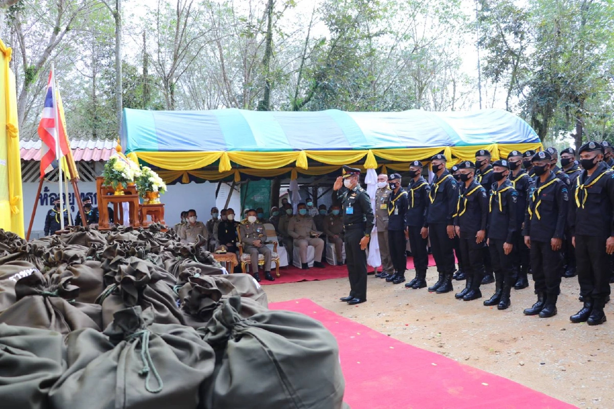 ในหลวงโปรดเกล้าฯองคมนตรีเยี่ยมให้กำลังใจผู้รับผลกระทบเหตุไม่สงบนราธิวาส