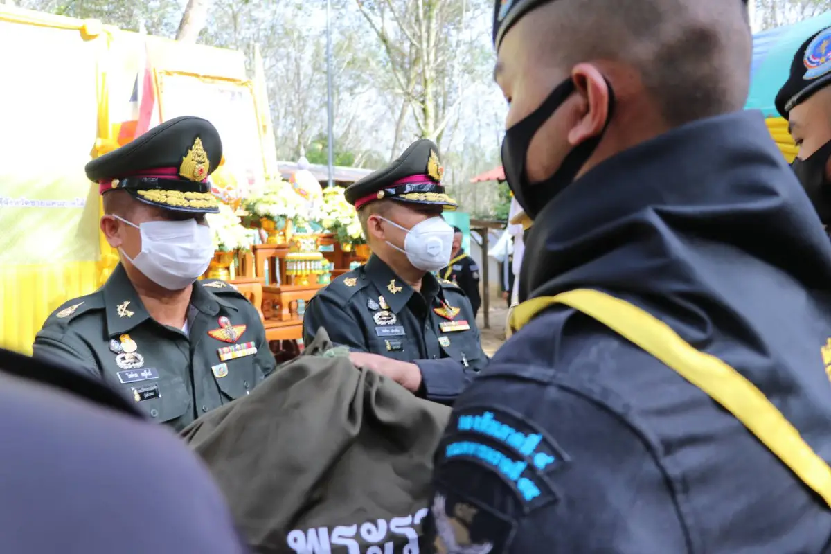 ในหลวงโปรดเกล้าฯองคมนตรีเยี่ยมให้กำลังใจผู้รับผลกระทบเหตุไม่สงบนราธิวาส