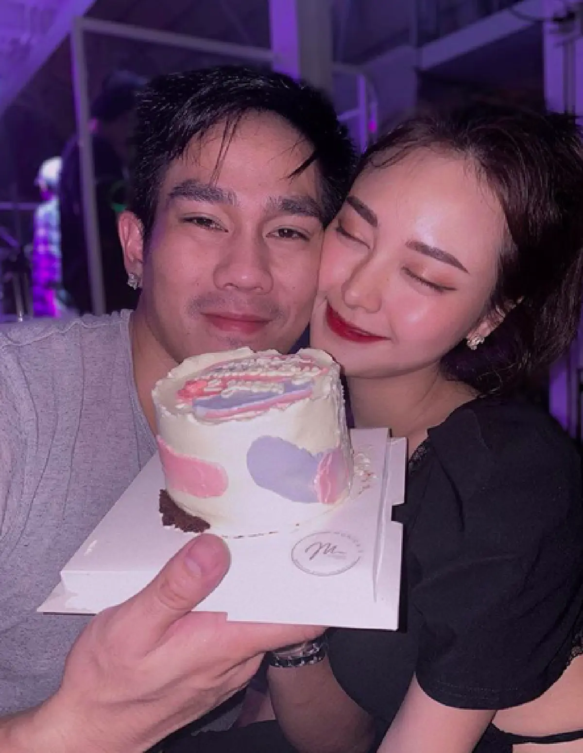 "อาร์-เอื้อย" เป่าเค้กฉลองรักครบรอบ 2 ปี ช็อตนี้มีคนถึงกับเสียน้ำตา