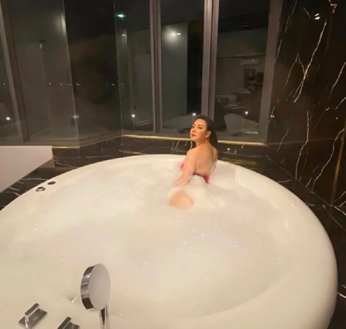 "บุ๋ม ปนัดดา" โชว์หวิวแช่อ่างอาบน้ำฟองท่วม พร้อมถาม "ตีโป่งด้วยกันไหมคะ"