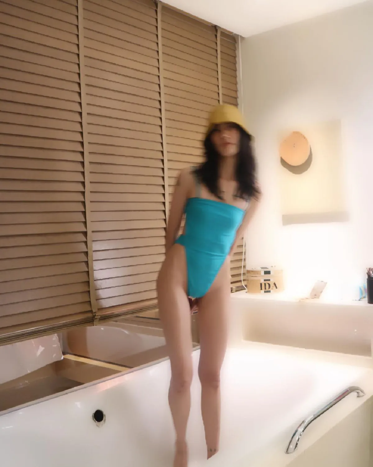 “ไอด้า” แซ่บคูณร้อย! อวดหุ่นบางสลิมในชุดวันพีซไฮคัทเว้าสูง