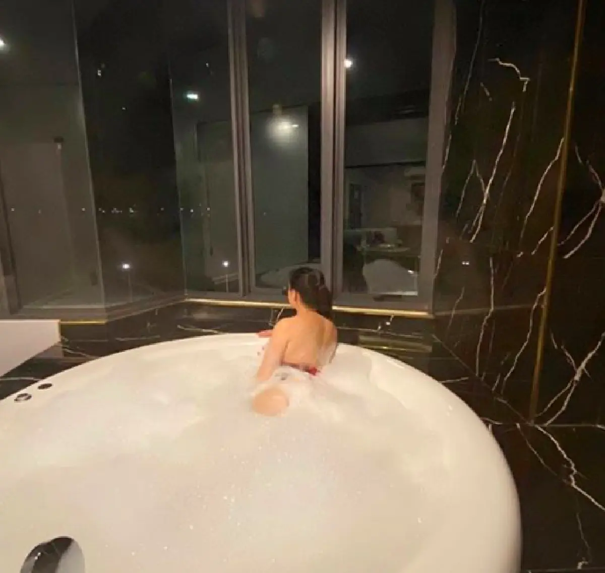 "บุ๋ม ปนัดดา" โชว์หวิวแช่อ่างอาบน้ำฟองท่วม พร้อมถาม "ตีโป่งด้วยกันไหมคะ"