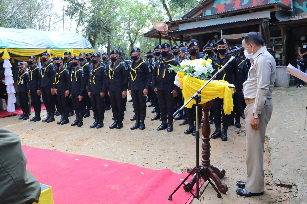 ในหลวงโปรดเกล้าฯองคมนตรีเยี่ยมให้กำลังใจผู้รับผลกระทบเหตุไม่สงบนราธิวาส