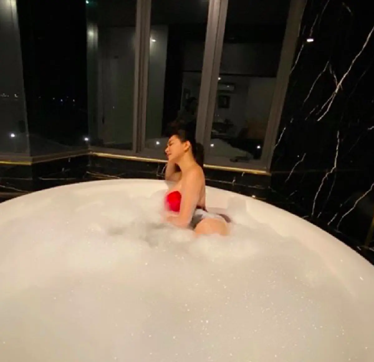 "บุ๋ม ปนัดดา" โชว์หวิวแช่อ่างอาบน้ำฟองท่วม พร้อมถาม "ตีโป่งด้วยกันไหมคะ"