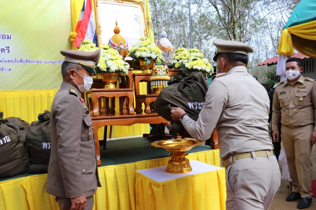 ในหลวงโปรดเกล้าฯองคมนตรีเยี่ยมให้กำลังใจผู้รับผลกระทบเหตุไม่สงบนราธิวาส