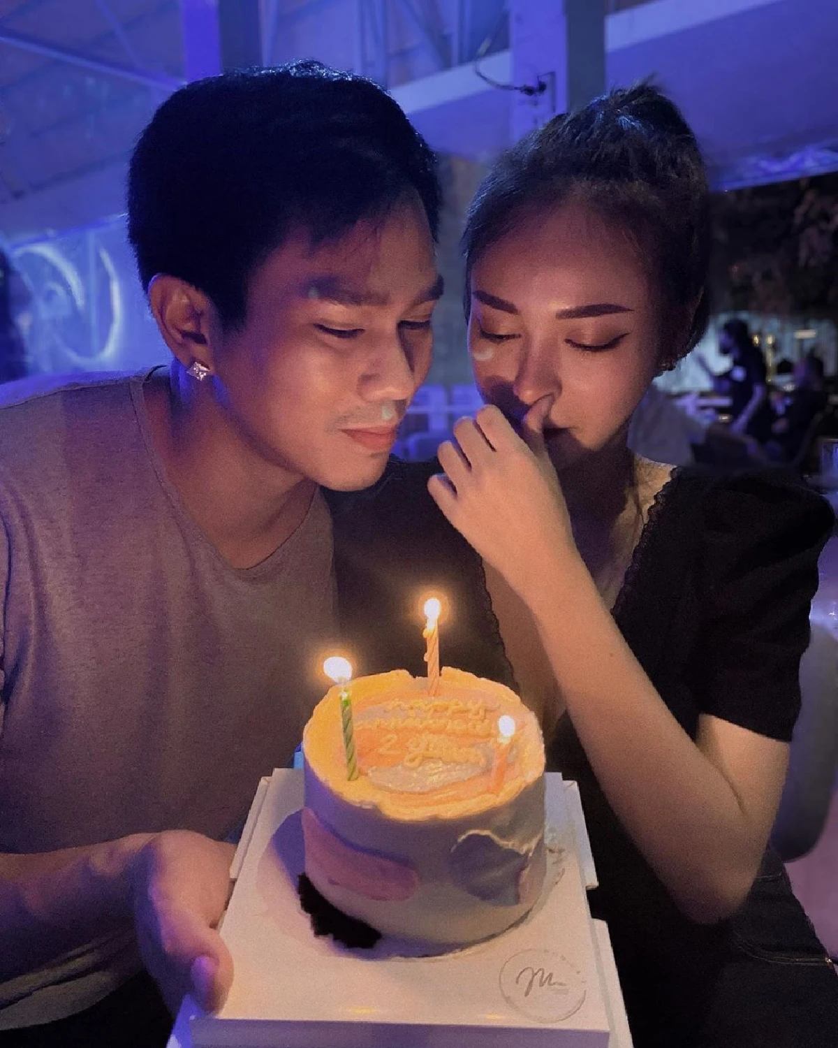 "อาร์-เอื้อย" เป่าเค้กฉลองรักครบรอบ 2 ปี ช็อตนี้มีคนถึงกับเสียน้ำตา