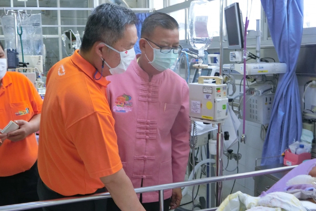 ผู้ว่าฯชัยภูมิเยี่ยมให้กำลังใจผญบ.เหยื่อหนุ่มคลั่งยิงศรปักอก