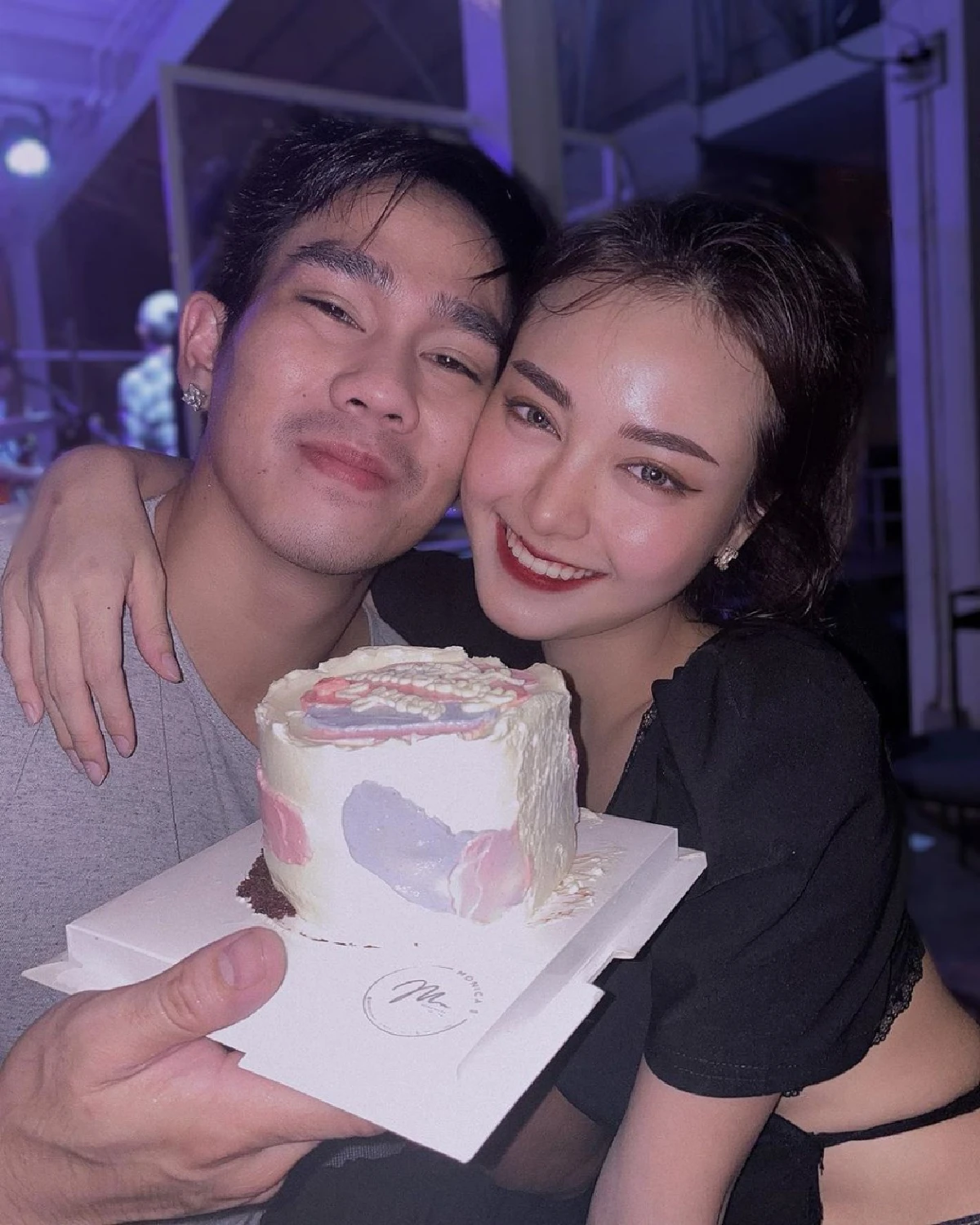 "อาร์-เอื้อย" เป่าเค้กฉลองรักครบรอบ 2 ปี ช็อตนี้มีคนถึงกับเสียน้ำตา