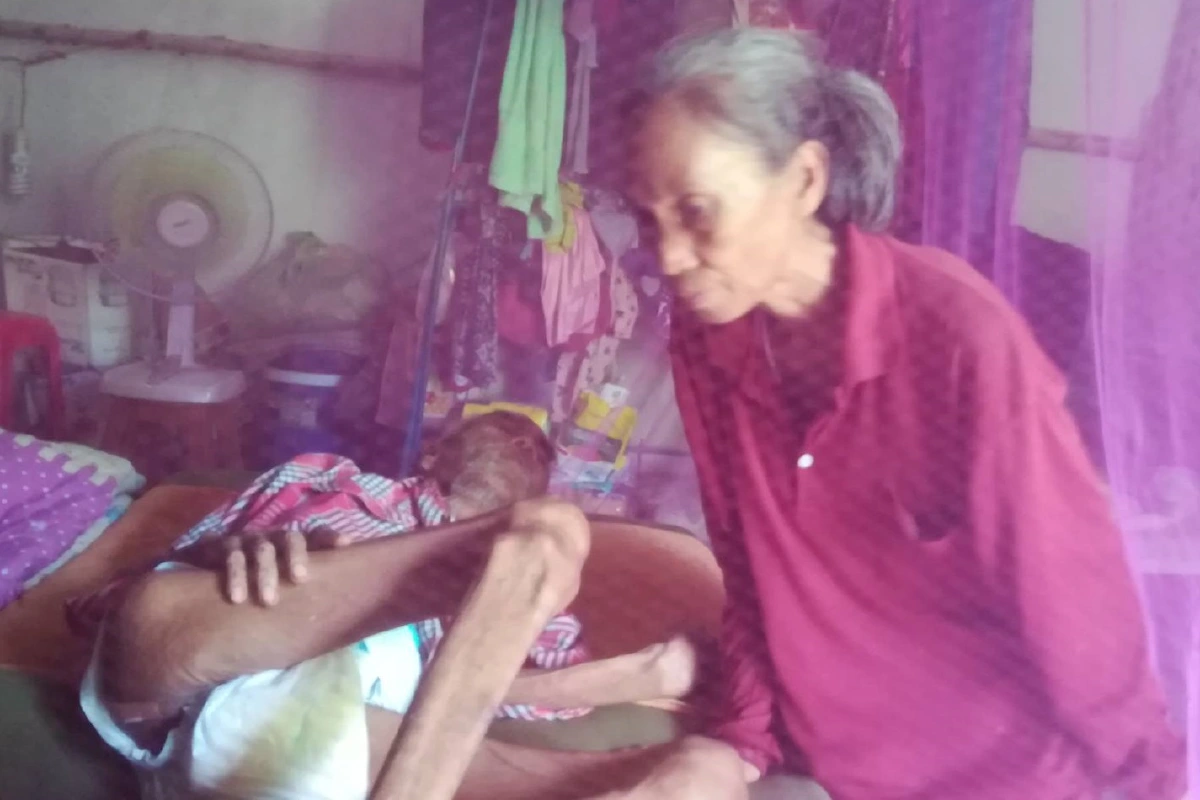 คุณยายดูแลคุณตานอนป่วยติดเตียงนาน4ปีวอนสังคมช่วยเหลือ