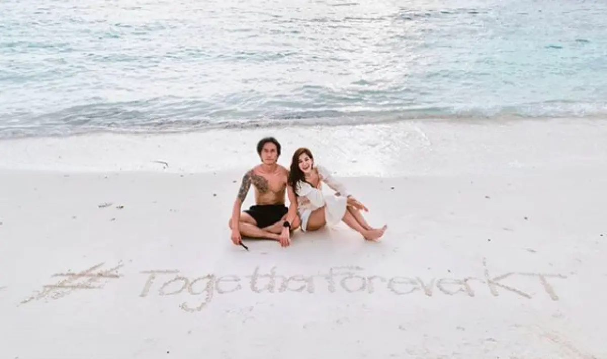 เผยโฉมการ์ดแต่งงาน "ก้อย-ตูน" ดีไซน์เก๋เป็นรูปแผ่นเสียง