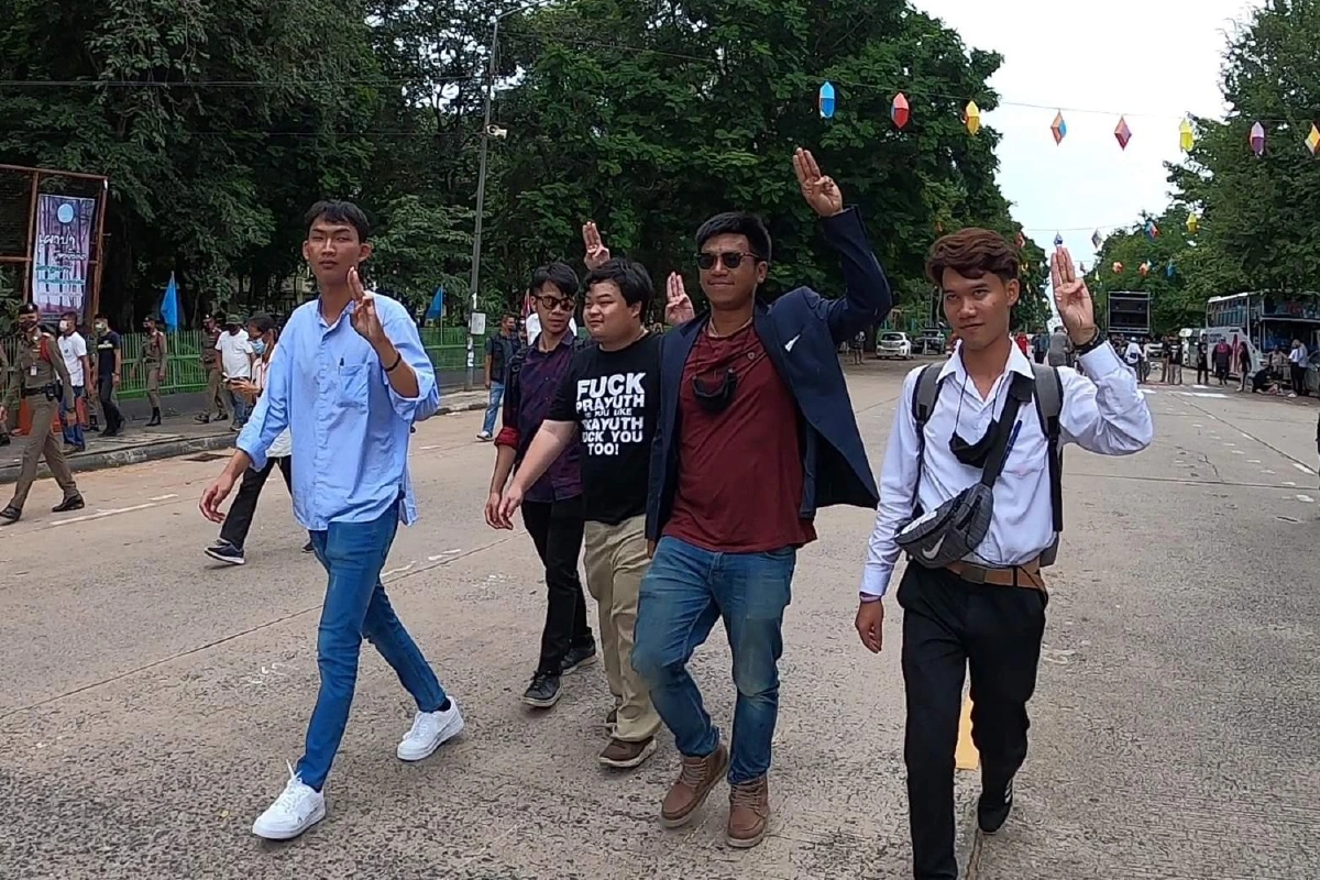 "ไผ่ ดาวดิน"นำทีมฉีดเสปรย์-เต้นโชว์สเต็ปก่อนขึ้นศาล