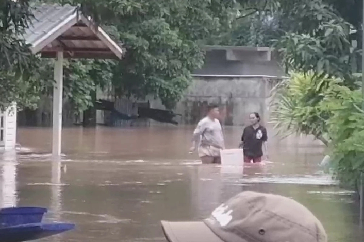 น้ำป่าเขาใหญ่ทะลักท่วมปากช่อง ชาวบ้านขนของขึ้นที่สูง