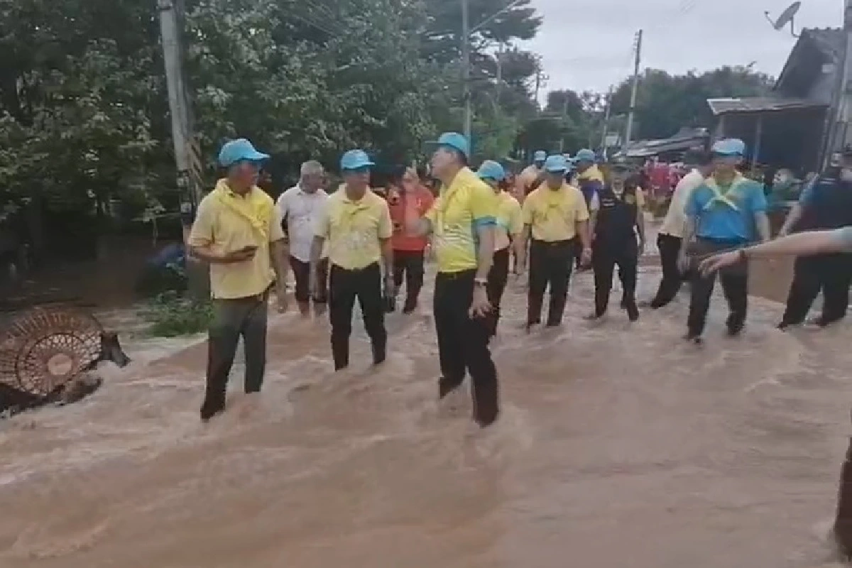 น้ำป่าเขาใหญ่ทะลักท่วมปากช่อง ชาวบ้านขนของขึ้นที่สูง