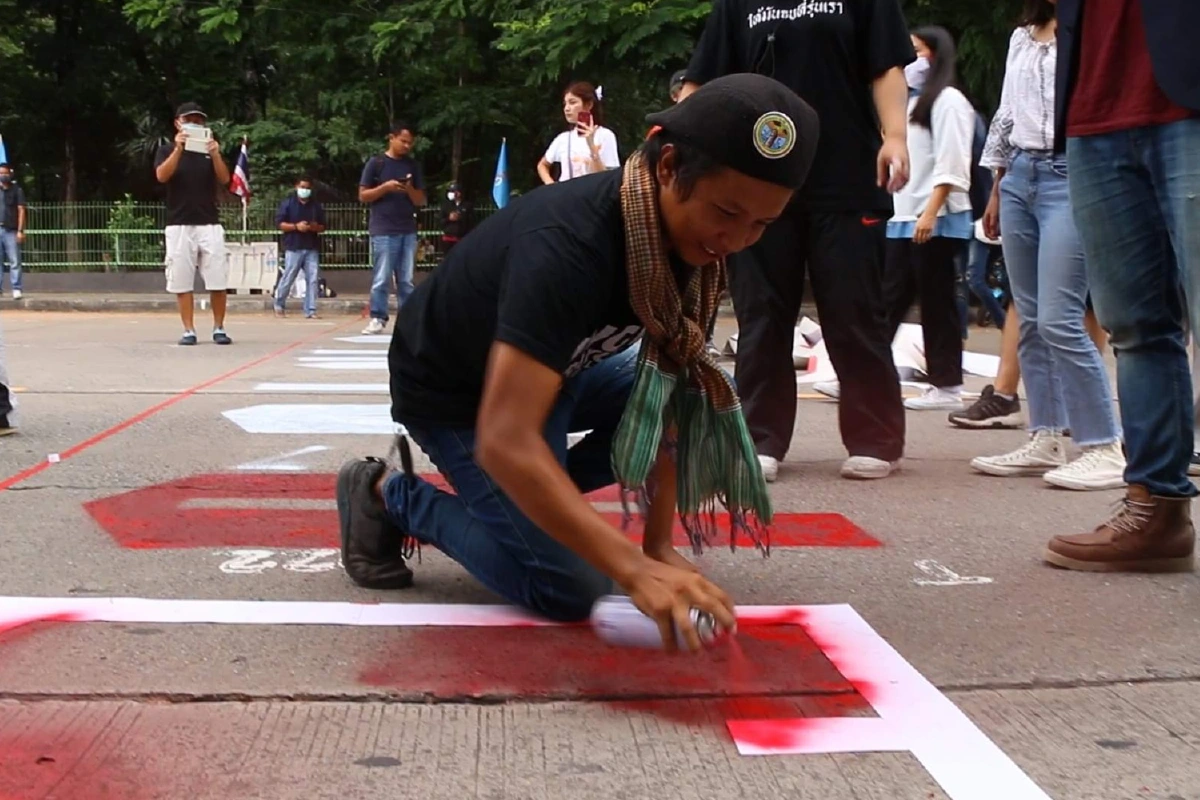 "ไผ่ ดาวดิน"นำทีมฉีดเสปรย์-เต้นโชว์สเต็ปก่อนขึ้นศาล