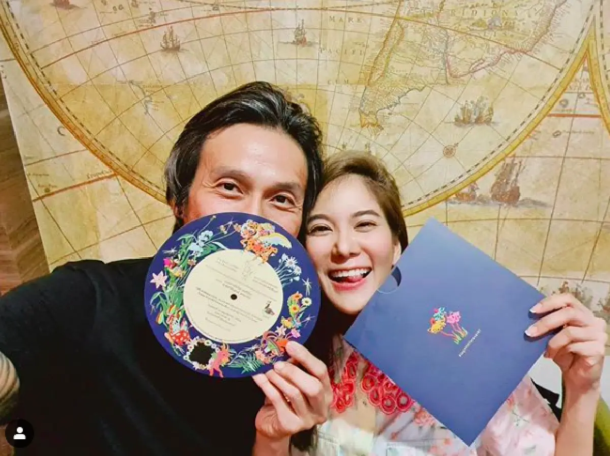 เผยโฉมการ์ดแต่งงาน "ก้อย-ตูน" ดีไซน์เก๋เป็นรูปแผ่นเสียง