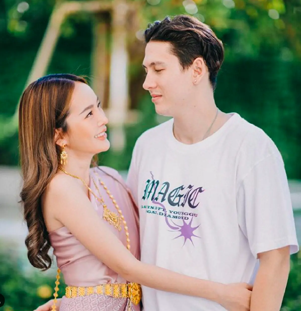  “ปุ้มปุ้ย พรรณทิพา” สลัดความเซ็กซี่ทิ้งมาแต่งชุดไทยสุดสง่า แต่แคปชั่นยังคงเผ็ดและแซ่บ