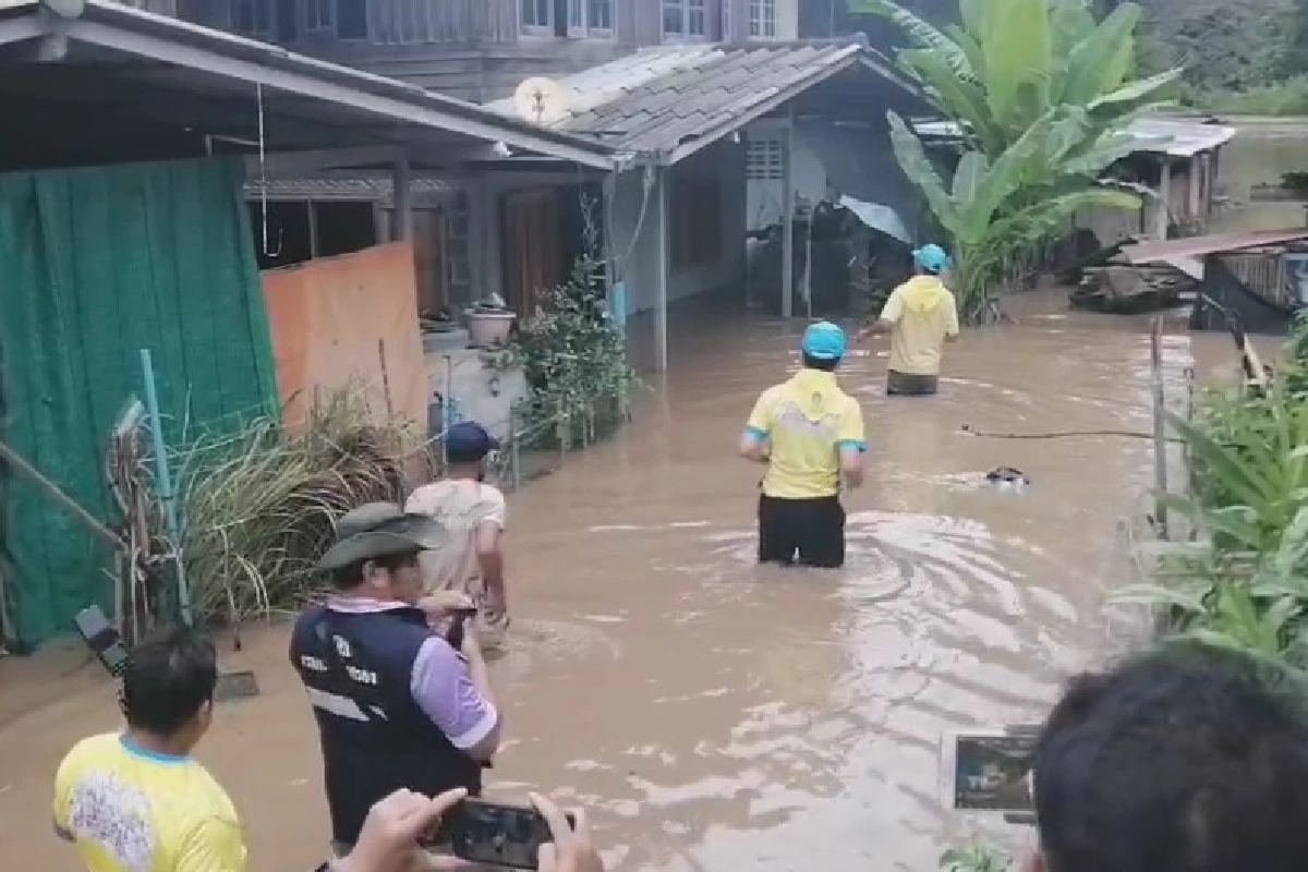 น้ำป่าเขาใหญ่ทะลักท่วมปากช่อง ชาวบ้านขนของขึ้นที่สูง