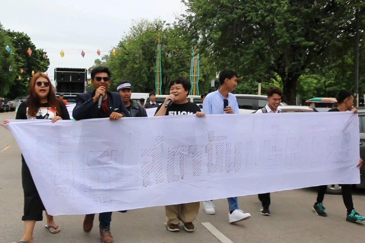 "ไผ่ ดาวดิน"นำทีมฉีดเสปรย์-เต้นโชว์สเต็ปก่อนขึ้นศาล