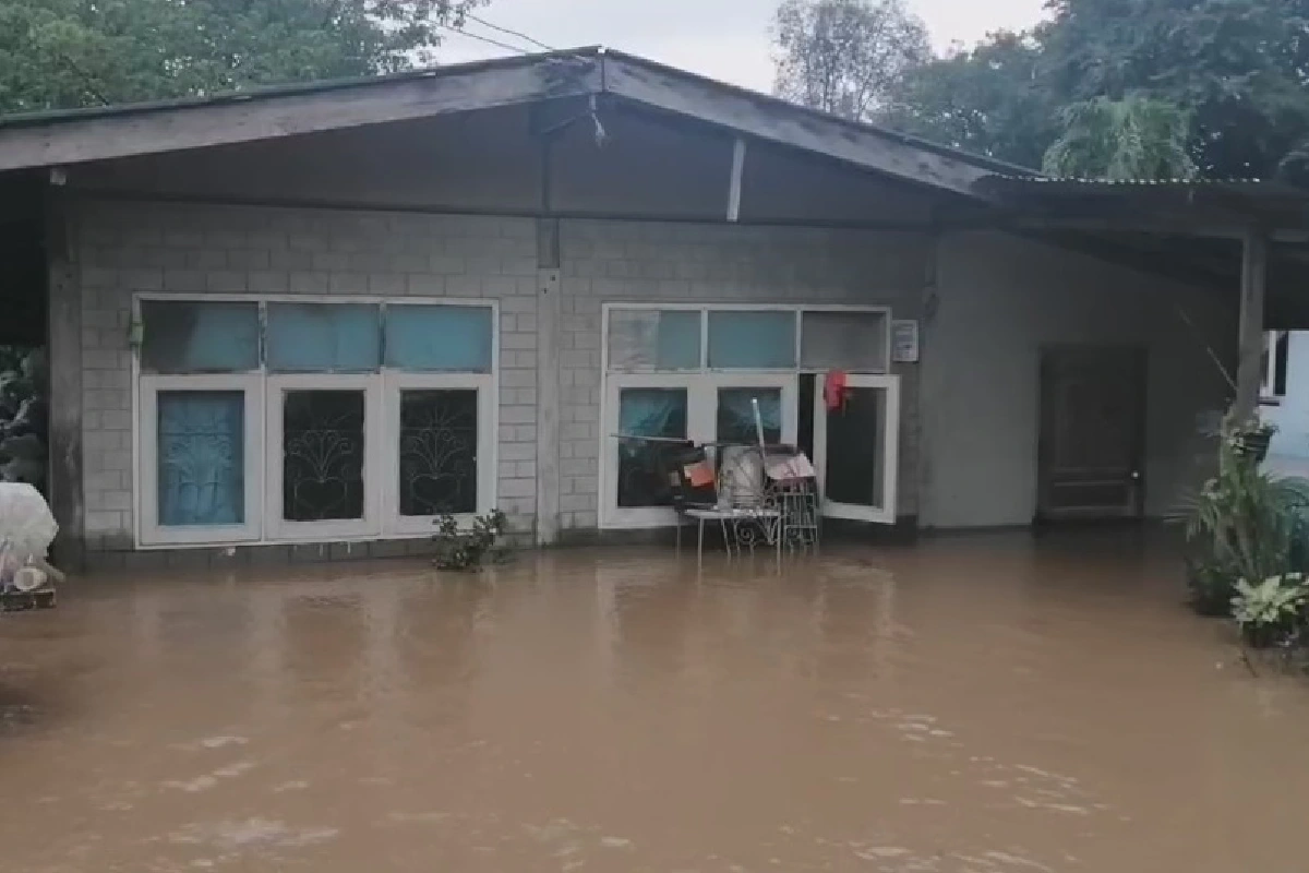 น้ำป่าเขาใหญ่ทะลักท่วมปากช่อง ชาวบ้านขนของขึ้นที่สูง